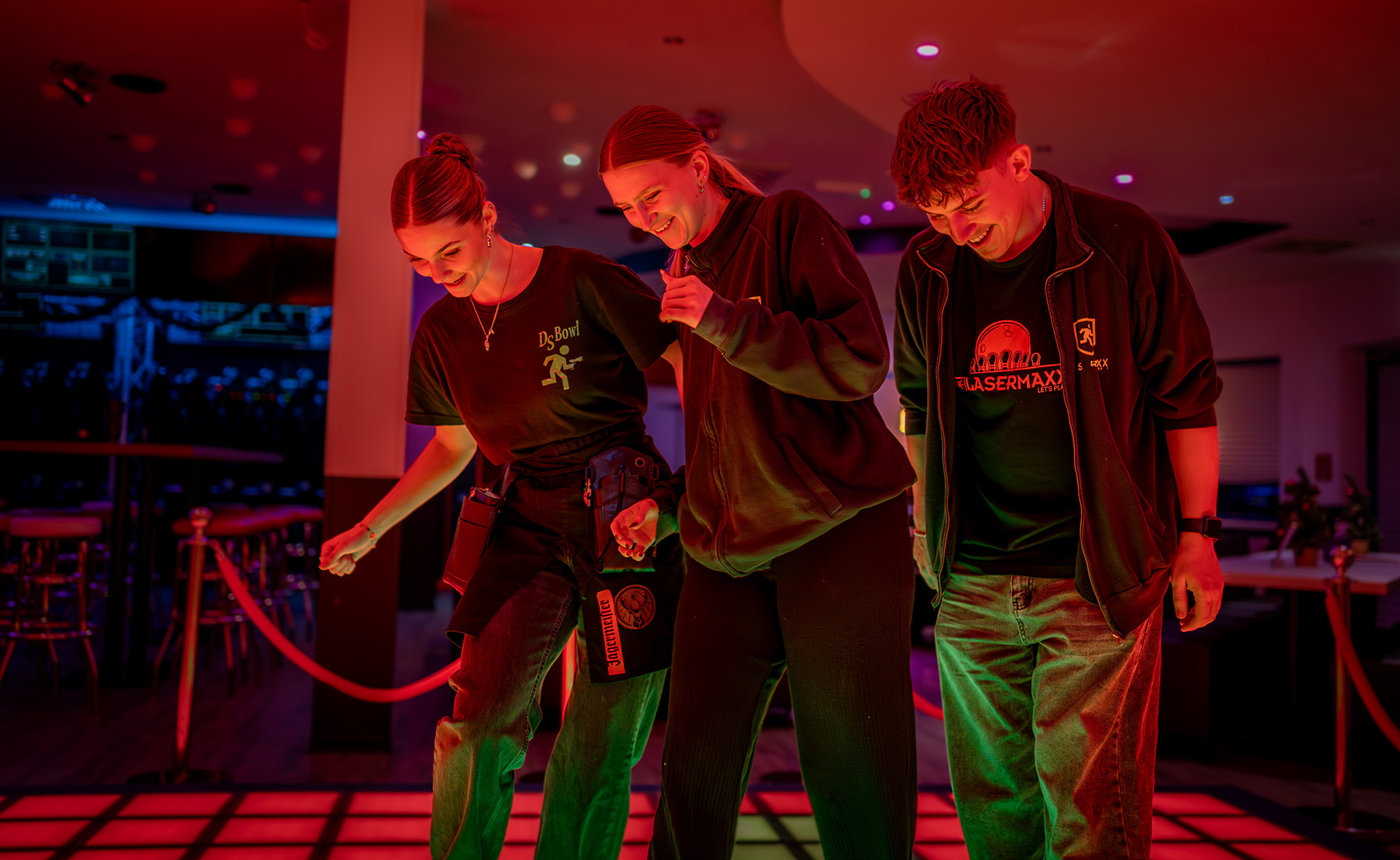 Zwei Personen feiern einen High-Five unter Pixel-Licht