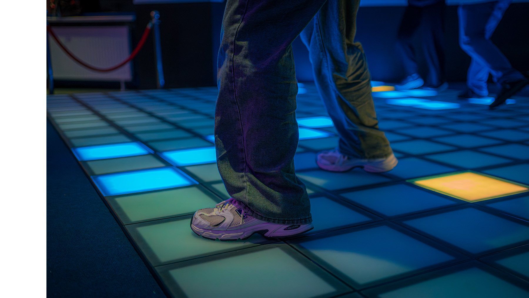 Spieler sprintet über den beleuchteten Boden