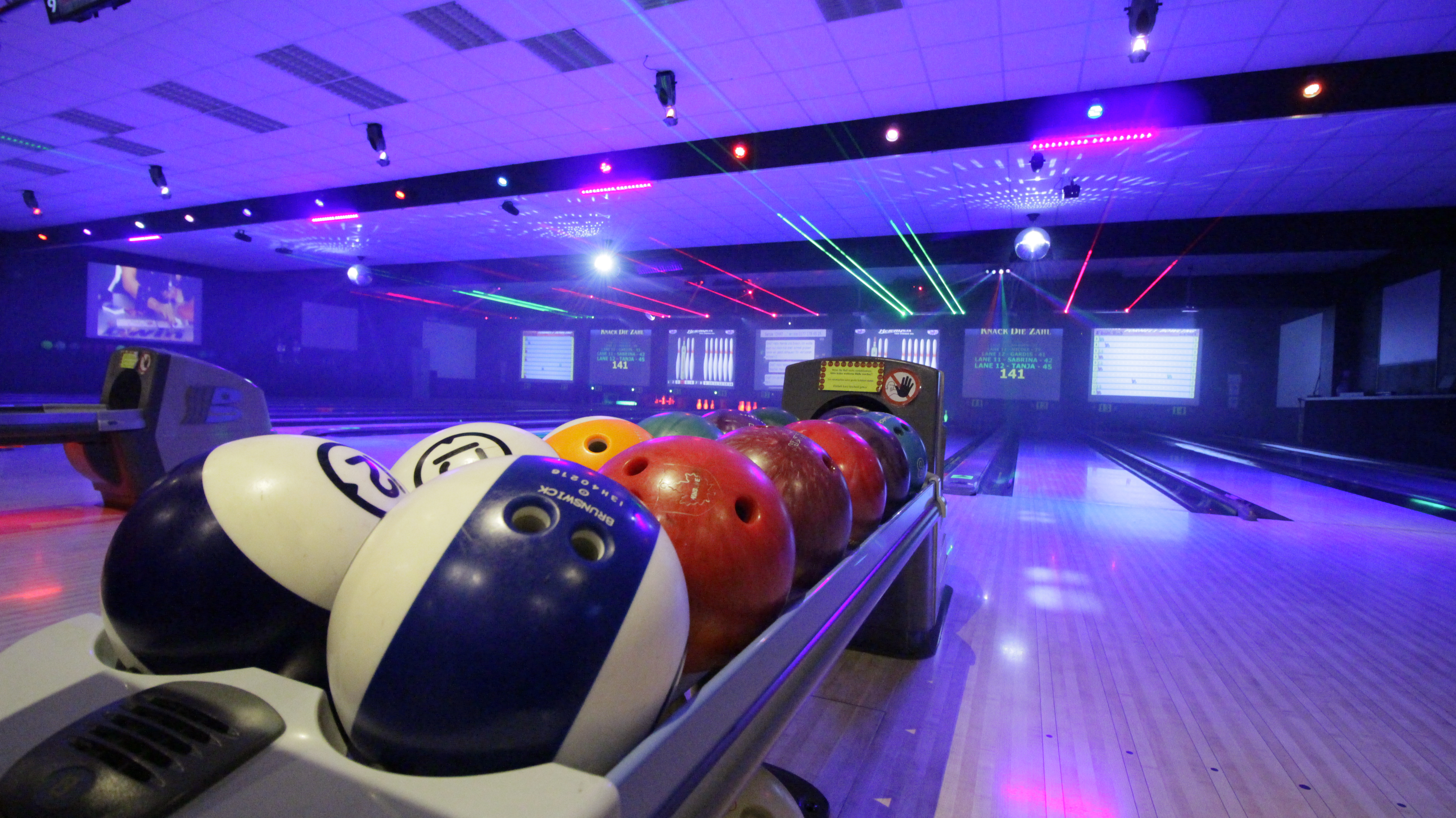 Nahaufnahme des leuchtenden Spielfeldes im DS-Bowl