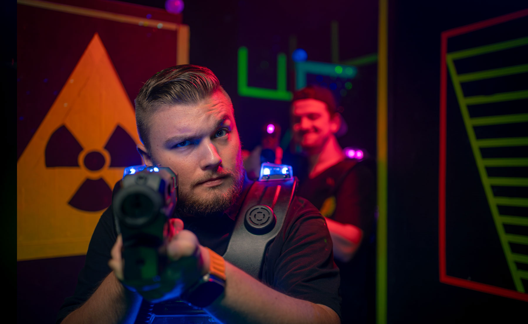 Zwei Personen feiern einen High-Five unter Pixel-Licht