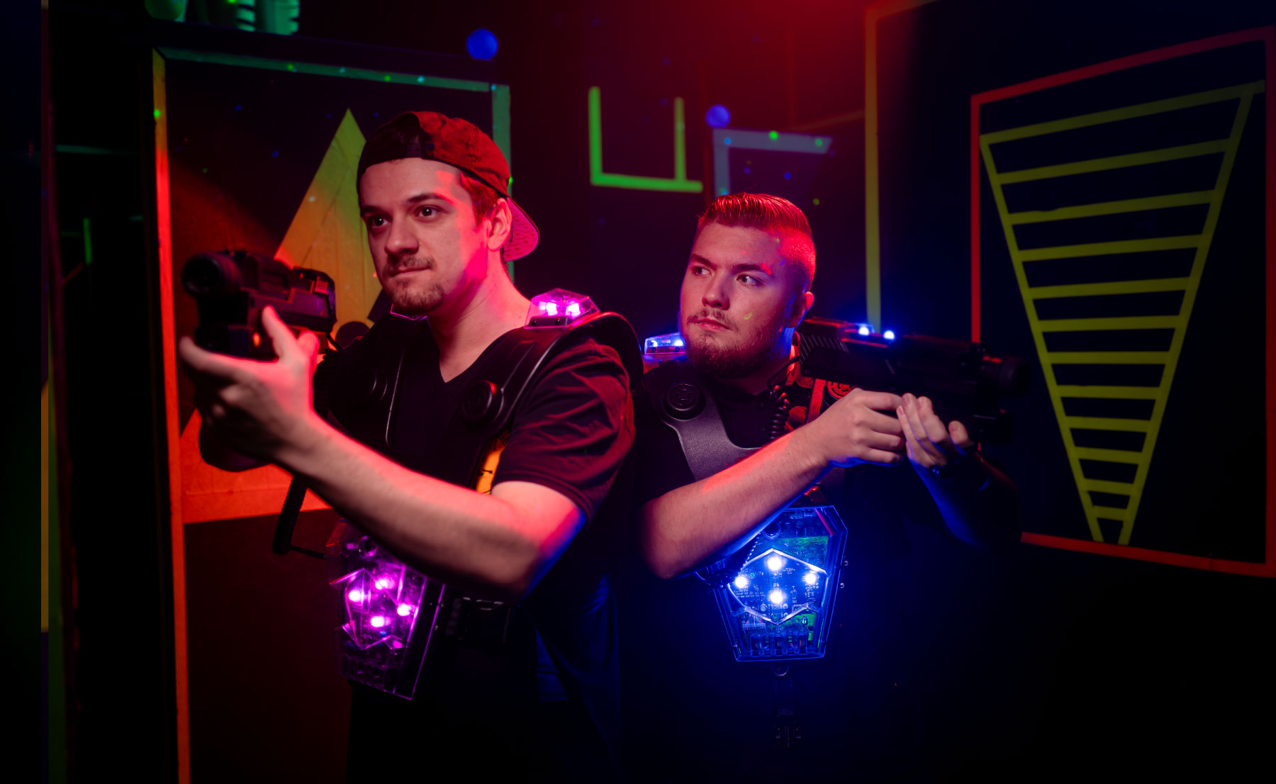 Spielerin tanzt auf einem bunten Pixel-Spielfeld